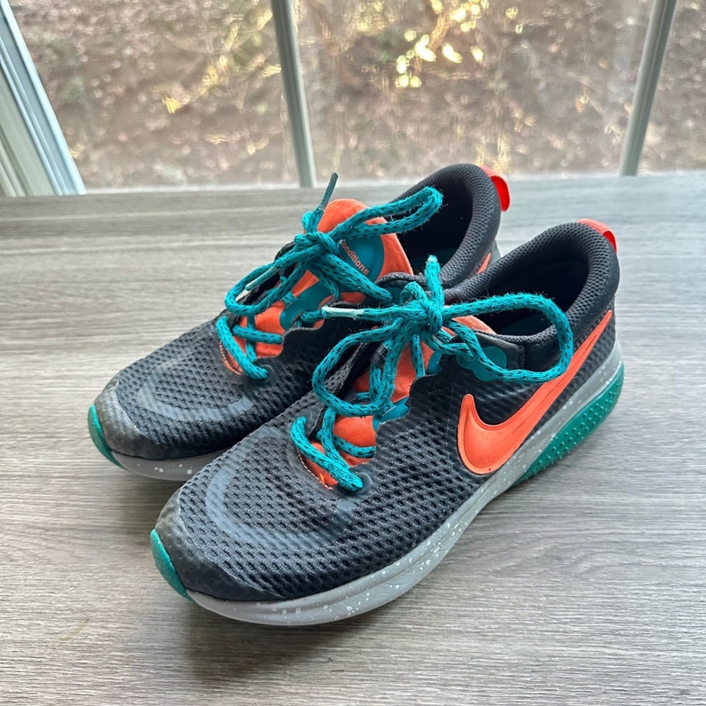 Nike kids boys shoes size 5.5 Y big boy